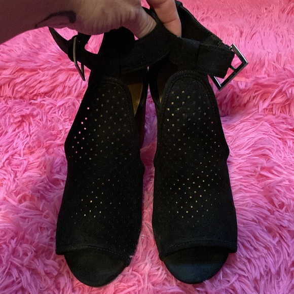 Faux suede laser cutout ankle closure open toe chunk heel black booties sz 9.5 - Picture 2 of 9